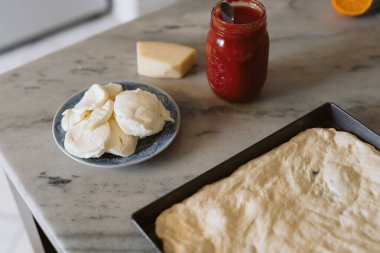 Taze Mozzarella ve Domates soslu Pizza Gecesi Hazırlığı