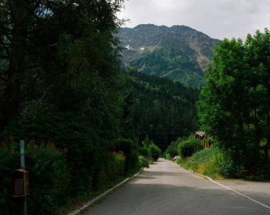 Chamonix Fransa 'daki dağlardaki dağ evine giden yol.