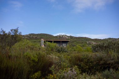 Dağlarda bir kulübe.