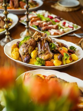 Yemek masası kutlama yemeği için hazırlandı.