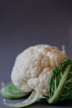 Gri arka planda taze karnabahar