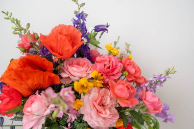 Beyaz arka planda canlı bir çiçek buketi.