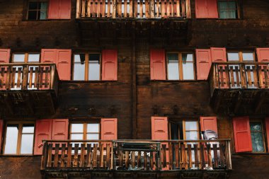 İsviçre 'de geleneksel İsviçre dağ kulübesi