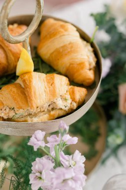Hizmet standında kruvasan sandviçler ve taze garnitürle..