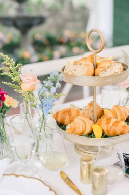 Hizmet standında kruvasan sandviçler ve taze garnitürle..