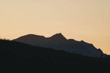 Yellowstone 'da gün batımında dramatik dağ silueti.