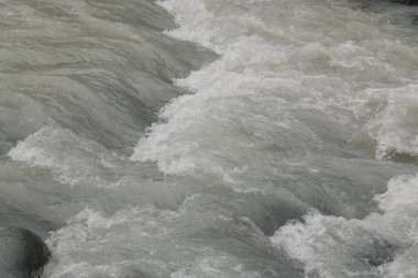 İsviçre dağları vadisinde hızlı akan su