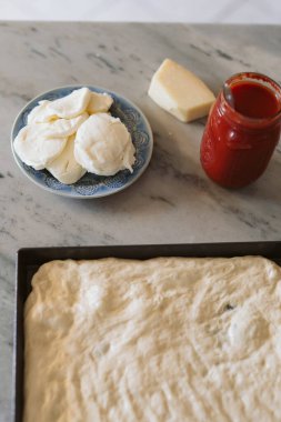 Mermer üzerinde Pizza Hamur ve Peynir Hazırlık Görünümü