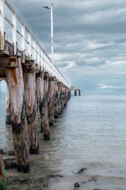 Fırtınalı okyanus, Lonsdale Limanı Noktası 'ndaki iskeleden yapılmış ahşap direkler.