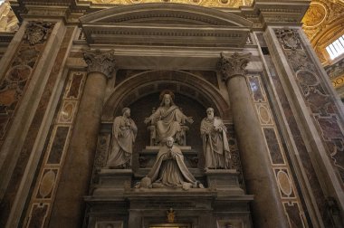 Marble statues in a grand church alcove surrounded by ornate columns