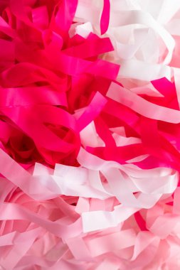 Pembe beyaz ve kırmızı yumuşak parti kurdelelerinin yakın çekimi