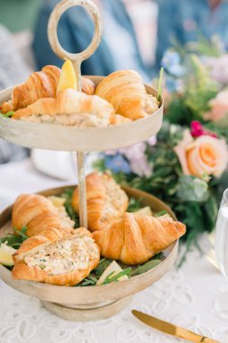 Hizmet standında kruvasan sandviçler ve taze garnitürle..