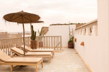 Fas 'ın çatısında şezlonglar ve şemsiyeler