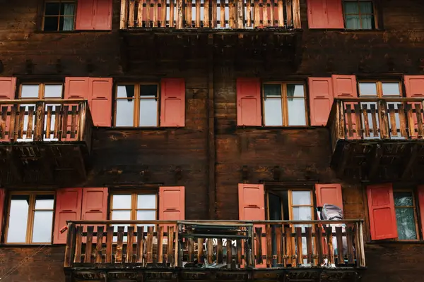 İsviçre 'de geleneksel İsviçre dağ kulübesi