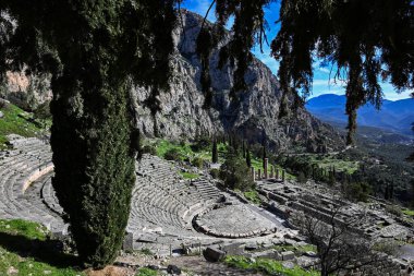 Delphi 'deki Apollo tapınağındaki antik amfitiyatro.