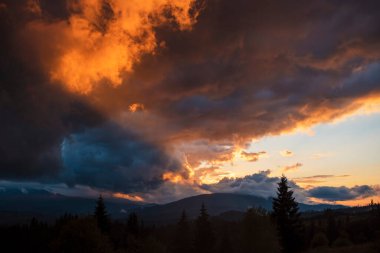 Dağlık Manzara Üzerine Dramatik Gün Batımı