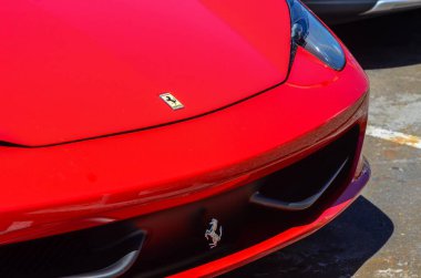 Kırmızı bir Ferrari Pininfarina Testarossa 'nın yakın çekimi