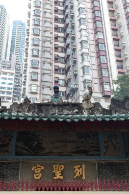 Antik Çin tapınağı ve modern bina arasındaki zıtlık