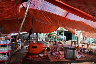 Vietnam 'da yol kenarı tepe örtüsü olan bir dükkan.