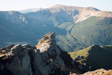 Engebeli Dağ Tepeleri ve Vadiler