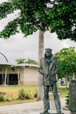 Pearl Harbor 'da Amerikan Donanması Denizcisinin anısına dikilmiş bir heykel.