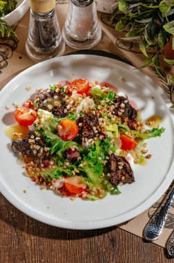 salad with quinoa, tomatoes and herbs