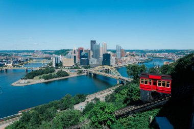 Pittsburgh silueti Duquesne Incline ve nehirler üzerindeki altın köprüler.