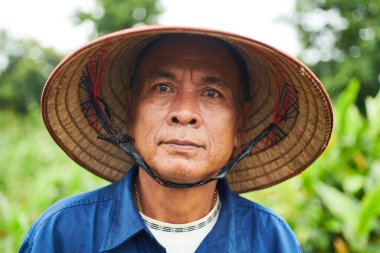 Çiftliğindeki Vietnamlı bir kahve çiftçisinin portresi.