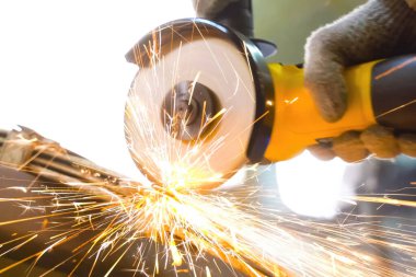 Açı öğütücüyle çeliği kesmek araba yaprağı yaylarından kıvılcımlar saçar..