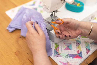 Kadının ellerini kapat, iplikleri kes.