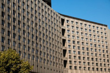 Modern mimari tasarım açık mavi gökyüzü ile çelişiyor