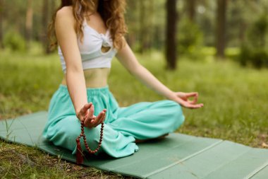 Güneşli bir günde huzurlu bir ormanda meditasyon.