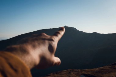 Uzaktaki Dağ Zirvesine Doğru El Gösterimi