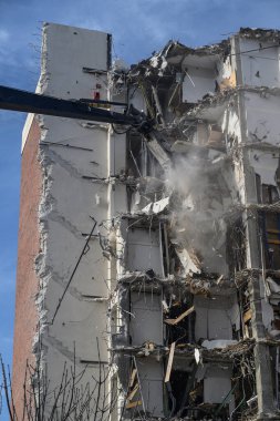 Yüksek erişimli bir kazıcıyla bina yıkımı