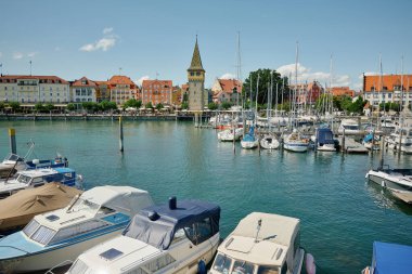 Lindau, Almanya 'da, Lake Constance' da tekneler rıhtıma yanaşıyor.