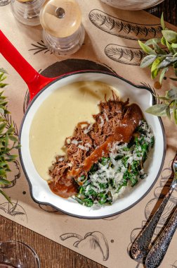 mashed potatoes with pulled beef and sauce