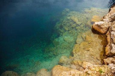 Zakrzwek Taş Ocağı, Krakow. Yüzme havuzu. Bulutlu sonbahar günü.