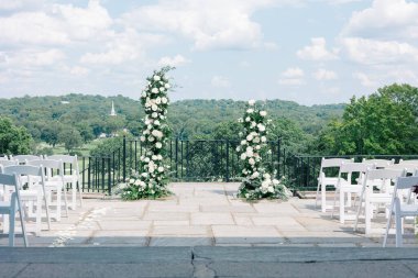Çiçekli kemer ve manzaralı açık hava düğün töreni..
