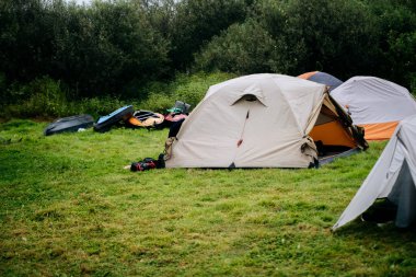 Kamp alanında çadırlar ve kanolar