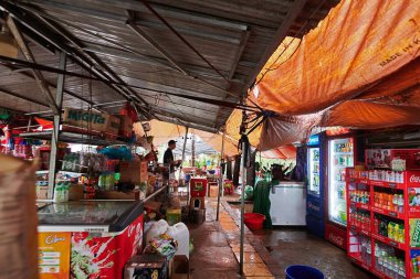 Vietnam 'da yol kenarı tepe örtüsü olan bir dükkan.
