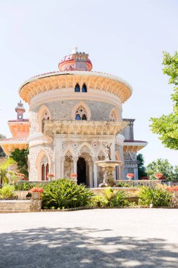 Süslü kemerli ve merkez çeşmeli Monserrate Sarayı