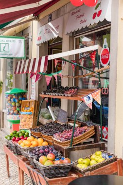 Sintra 'daki geleneksel bir pazarın önünde renkli meyve sergisi