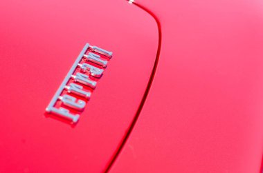 Ferrari logosuna yakın plan kırmızı bir Ferrari Pininfarina Testarossa