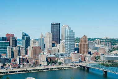 Pittsburgh silueti Washington Dağı 'ndan UPMC çelik kulesini vurguluyor