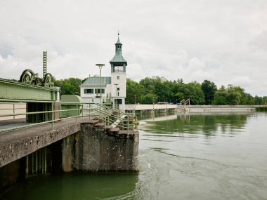 Hochablass Barajı, Augsburg 'daki Lech Nehri' ndeki su akışını düzenliyor.