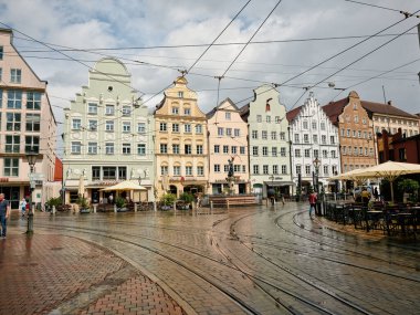 Augsburg, Almanya, Moritzplatz Renkli binalar, tramvay rayları