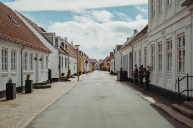 Lgstr, Danimarka 'da beyaz evleri olan bir sokak..