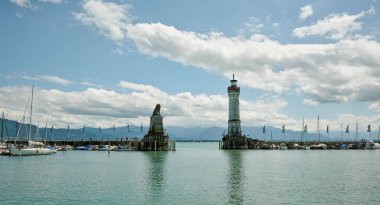 Deniz feneri ve bavyera aslan heykeli olan Lindau Limanı