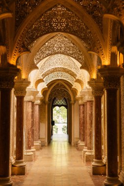 Monserrate Sarayı 'nın içinde mermer sütunlarla oyulmuş kemerli koridor