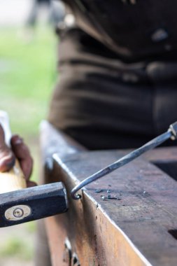 Demircinin demir buklelerinin yakın detayı.